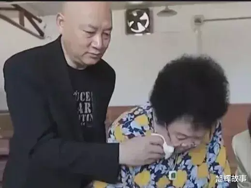 陈丽华|迟重瑞对陈丽华到底是不是真爱，这一个眼神就足以证明！