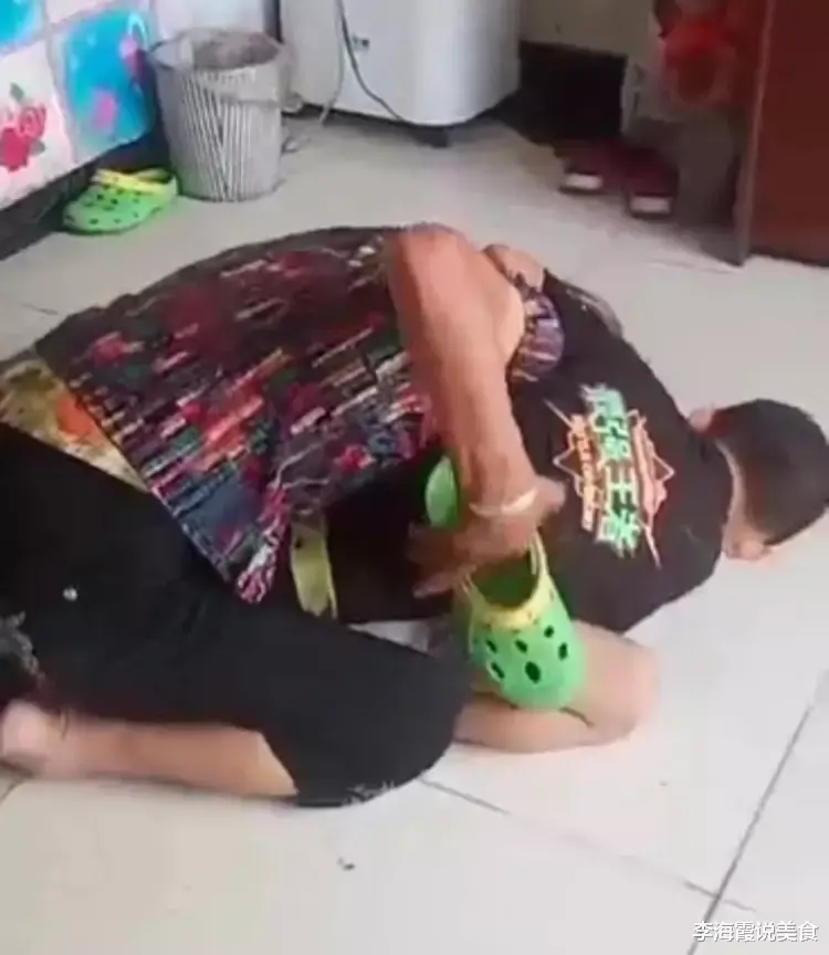 太可怕了!10岁孙子将奶奶活活勒死,旁边的同伴边笑边淡定拍视频