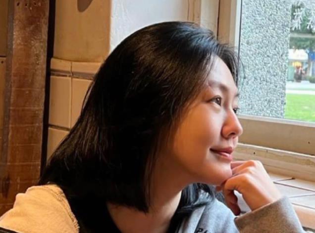 小S|小S越骂越红火，两档综艺分获冠亚军，3个女儿代言杂志接不停