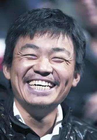 王宝强|40岁王宝强大变样！穿白衬衫戴细框眼镜太斯文，神似汪小菲有内涵