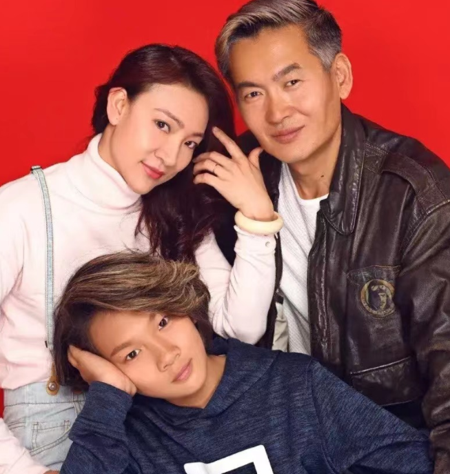 苏翊鸣|苏翊鸣与母亲同框合影,短发亮相少年感十足,难怪能获清华喊话