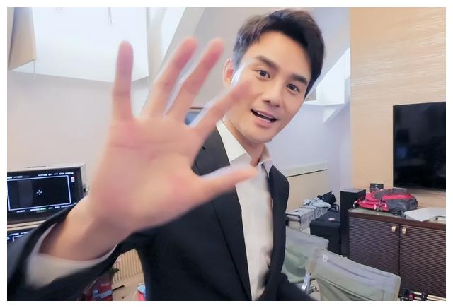 王凯|王凯:父亲肺癌离世一个月,他被查出肺部阴影,红不红已不再重要