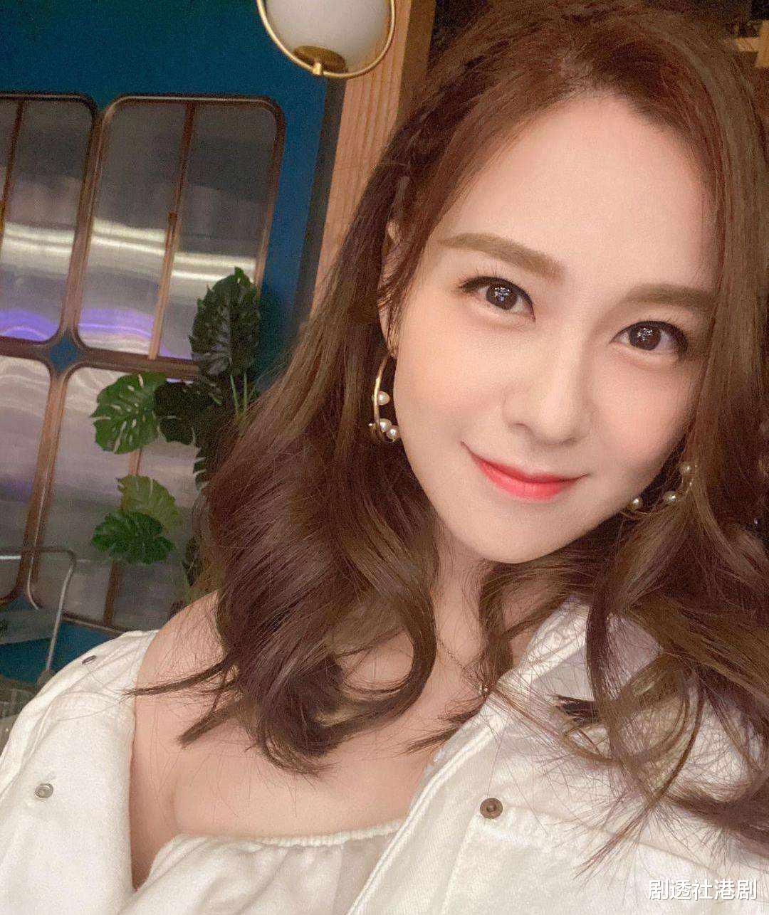 肖战|28岁TVB离巢小花亮相新节目,暗讽大台迂腐,曾因拜金女形象出圈