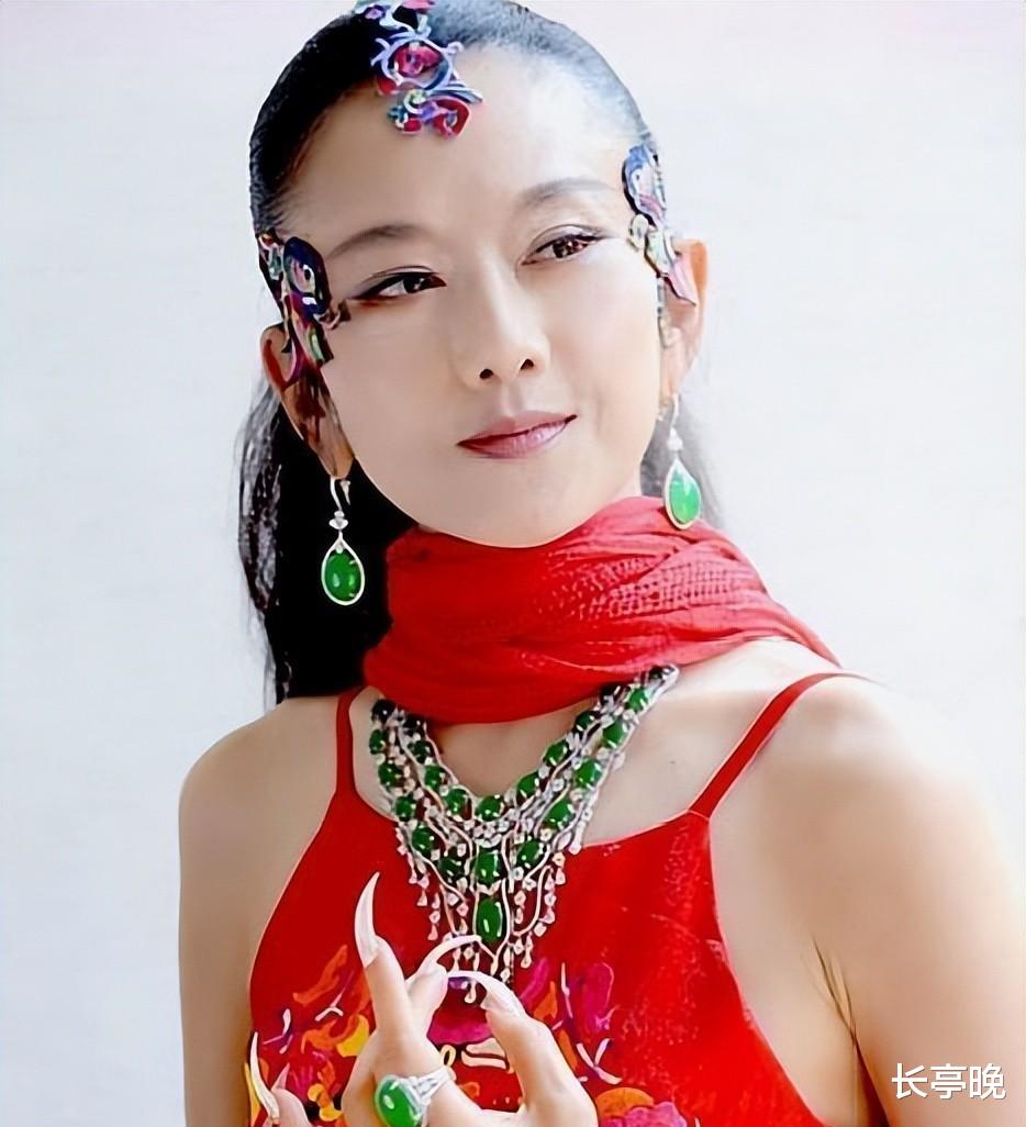 杨丽萍|杨丽萍现身高档饭店,粉丝下跪求签名,曾为了事业放弃婚姻