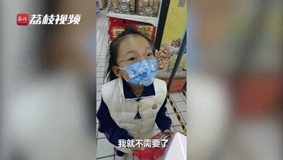 女儿哭着从狮子面前拉开妈妈:生女儿的优势,生儿子根本比不了