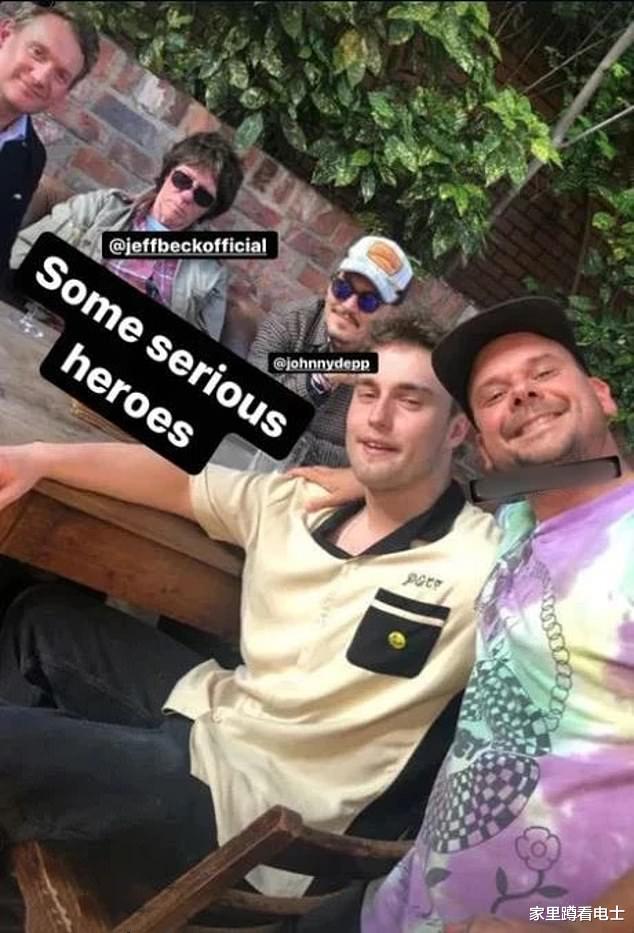 约翰尼·德普|把德普称作英雄，随后删光合影又道歉，28岁摇滚新星被指没骨气