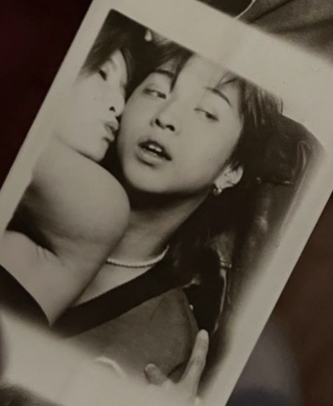 伊能静|伊能静儿子晒与女生亲密照，被对方亲吻脸颊，贴身合影异性缘极佳