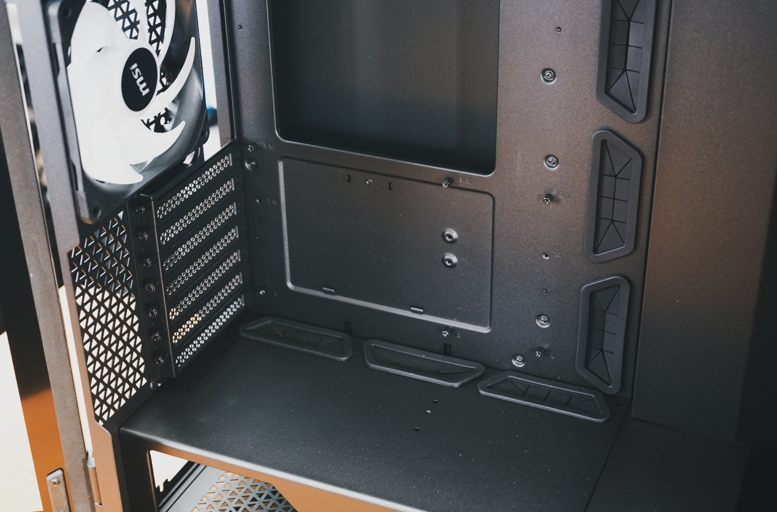 机箱|微星首款MEG机箱—PROSPECT 700RL战神开箱：风格凌厉、细节满满