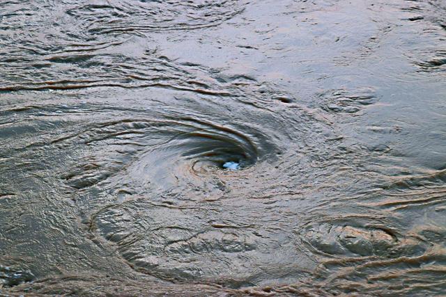 溺水|鱼竿把钓竿拖入河中,重庆男子下水捞鱼竿!为何会游泳还会溺水?