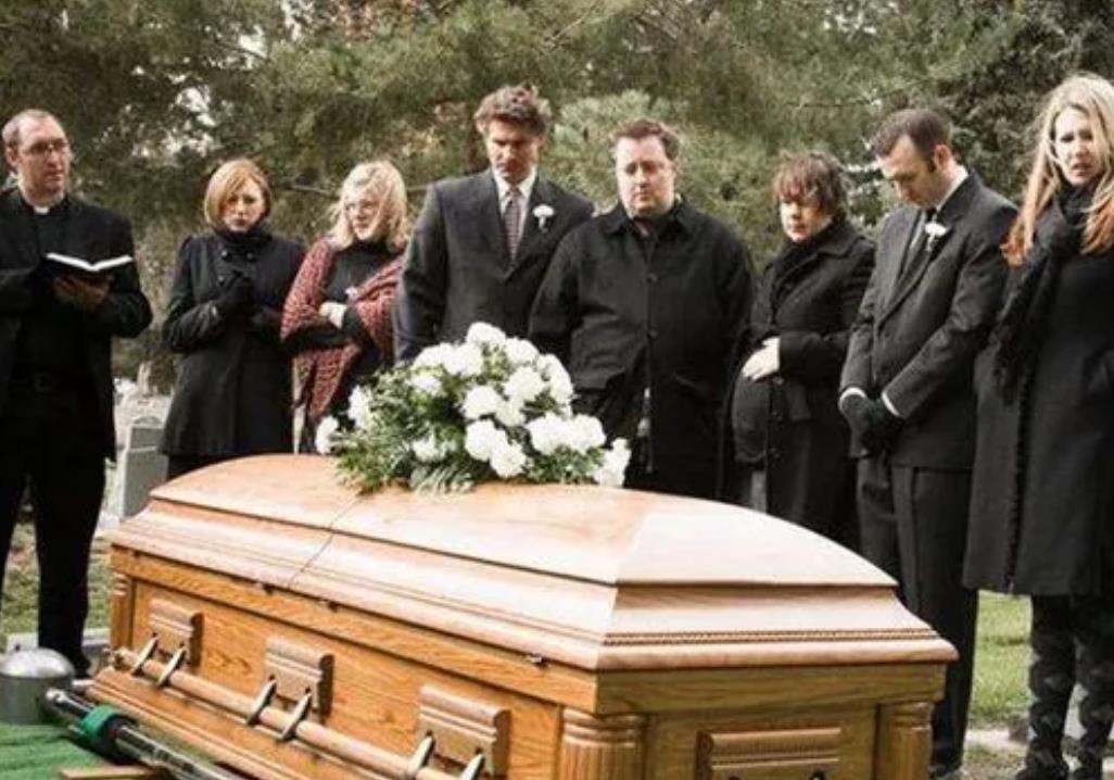 2012年,九旬老太入殓6天后“死而复生”,因太饿爬出棺材煮粥喝