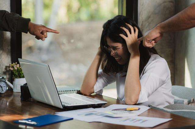 |不断找茬,不断做负面评价,这种职场PUA,你肯定碰到过!