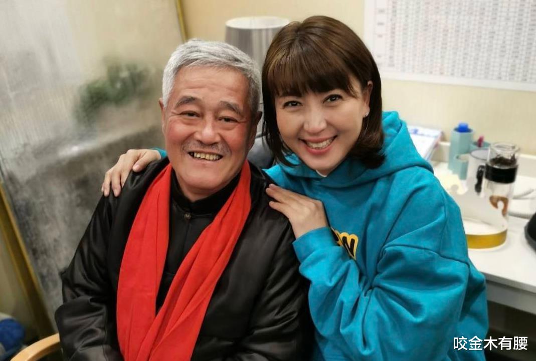 |51岁闫学晶现身芭提雅被偶遇，热情合影没架子，上月已升级当奶奶