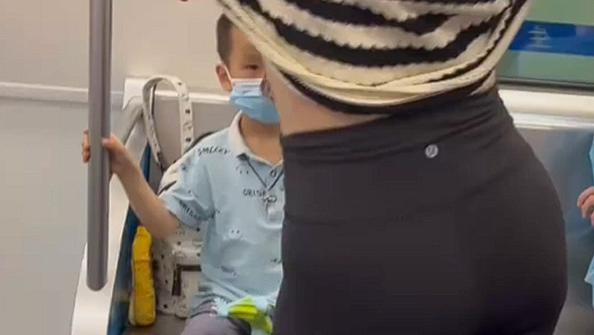 女子对着儿童扭腰摆臀，还要不要脸啊！