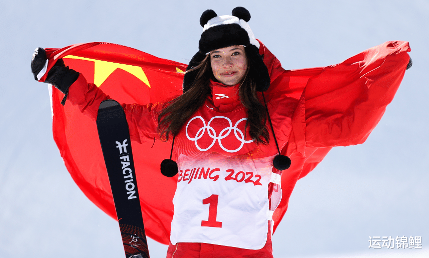 谷爱凌|谷爱凌亮相洁白冰场，五星红旗很醒目，网友：连这个都要争冠军？