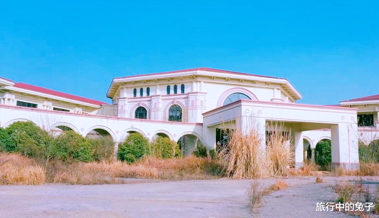 黄石斥14亿打造的度假村，如今荒草丛生，宛如“鬼城”