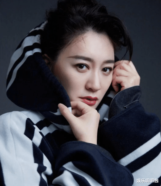 张嘉倪|46岁李小冉罕见夫妻同框，素颜出镜像学生，老公老派穿成父辈