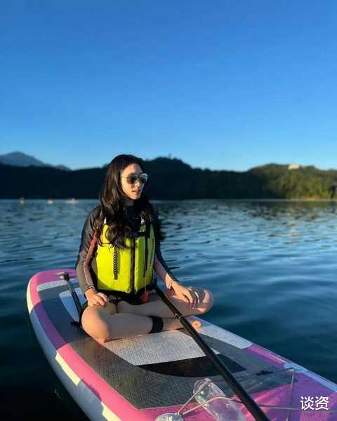 小S|小s二女儿分享近照,穿运动套装玩桨板,还会击剑绘画太多才