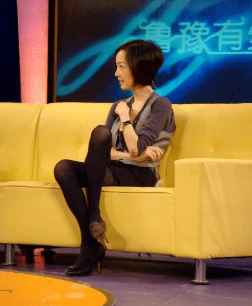 鲁豫|52岁鲁豫现身机场!身材消瘦似纸片人,脖子皱纹明显引担忧