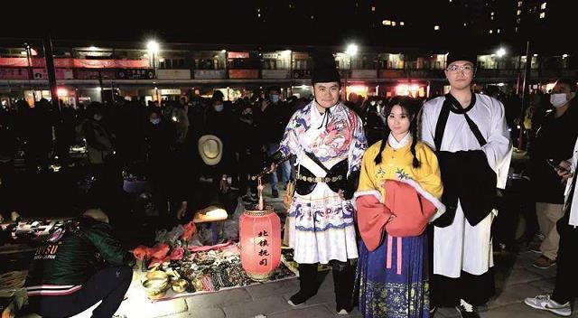 北京“鬼市”:五更出摊天亮消失,看货不问价,照货不照人