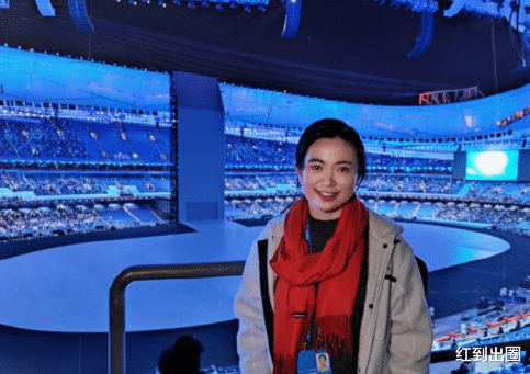 康辉|康辉冬奥主持幕后：桌上保温杯胸口别冰墩墩，法语主持曝光太惊艳