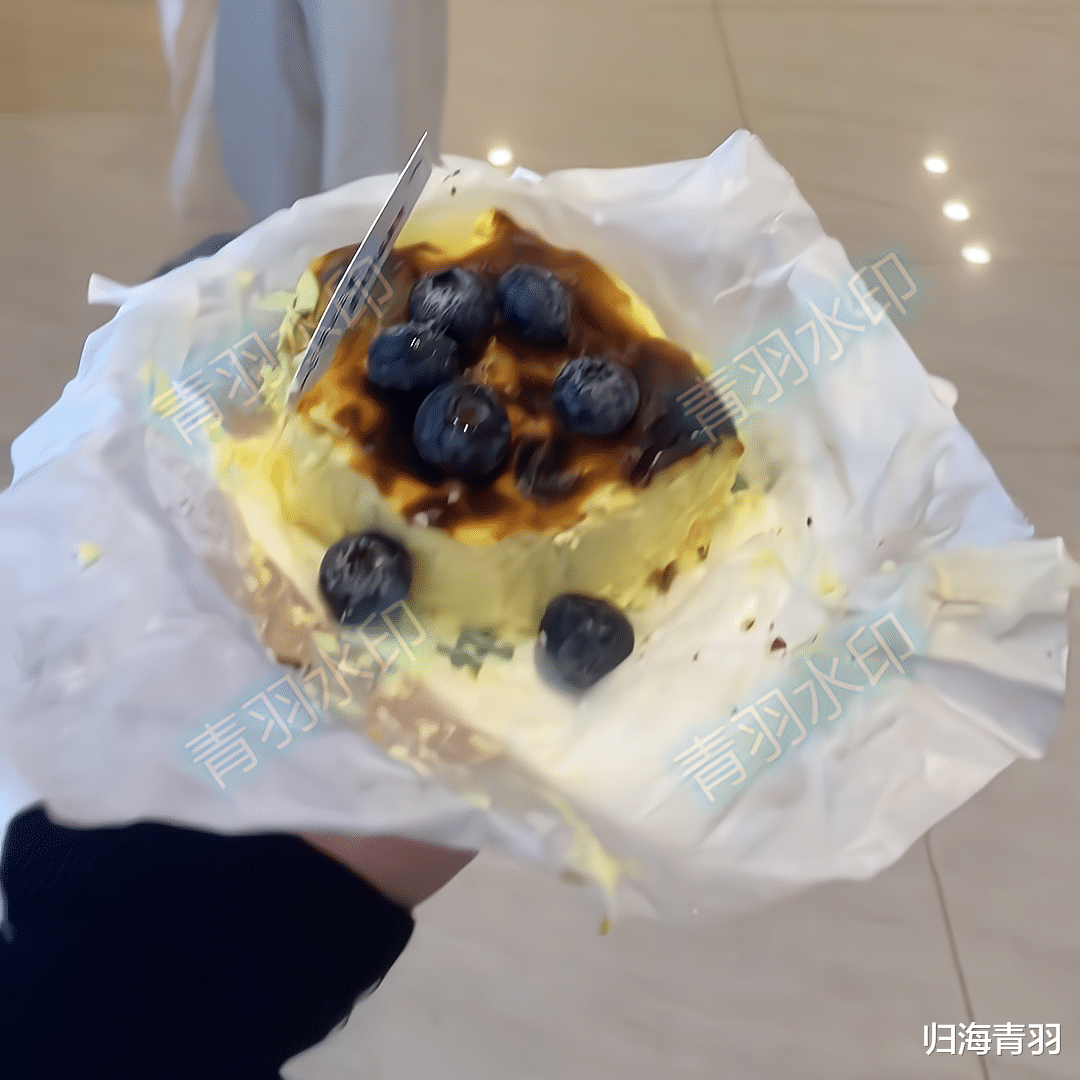 河北一女子没要打包盒将蛋糕带走,服务员让她支付两元打包费:这是规定