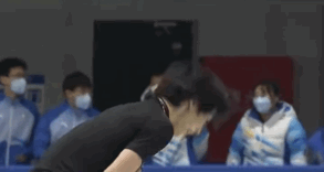 羽生结弦|羽生结弦金博洋戴熊猫帽可爱合照！表演滑曲目又又又换了？