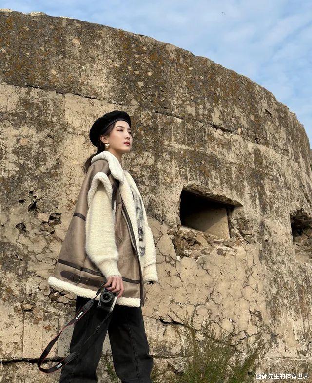 |赵继伟妻子晒照，冬日暖阳感出来了，打扮很时髦，颜值太仙了