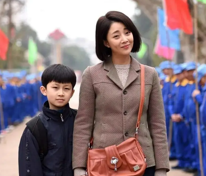 殷桃|42岁殷桃现身菜市场录节目！双手抱一捆大葱，素颜不化妆皮肤蜡黄