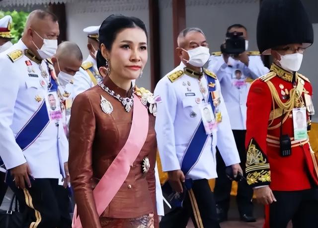 苏提达|苏提达成为后宫风景线，出镜活动面带微笑，新宠提拉蓬失去恩宠