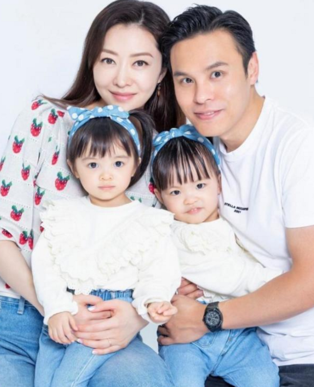 熊黛林|熊黛林晒女儿扫地感动哭,姐俩穿衣风格大不同,老大淑女老二俏皮