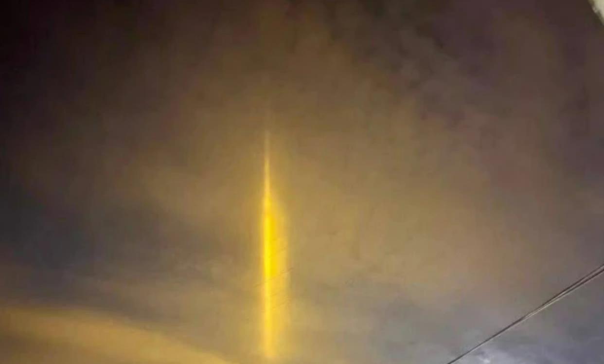 外星“传送门”?俄罗斯夜空惊现神秘光柱,直冲云霄,到底是什么