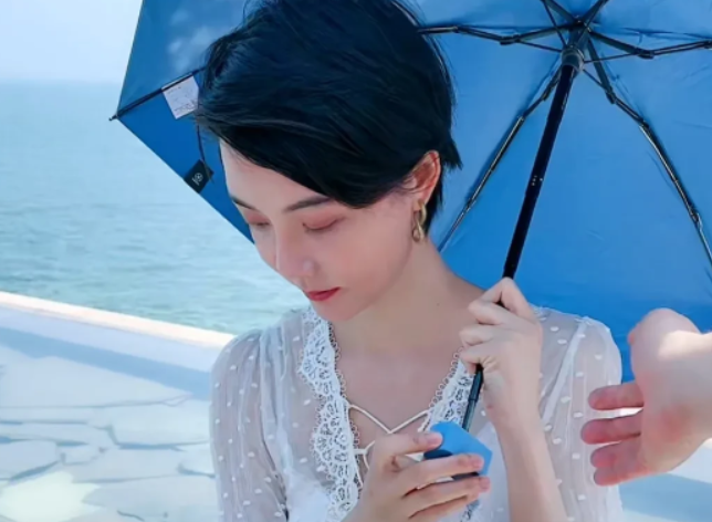 车晓|车晓户外直播怕晒黑，助理为她撑伞被质疑耍大牌，她连忙作出解释