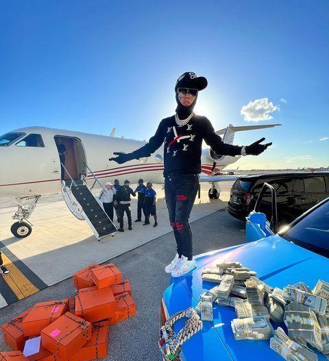 女孩|美国说唱歌手到迪拜入13个铂金包,现金摆满地,回纽约分给女孩们