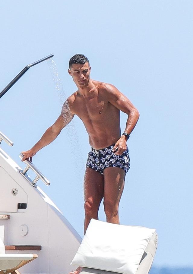 乔治娜|乔治娜游艇上穿黑色比基尼暴露好身材时装展走秀尽显典雅（图）