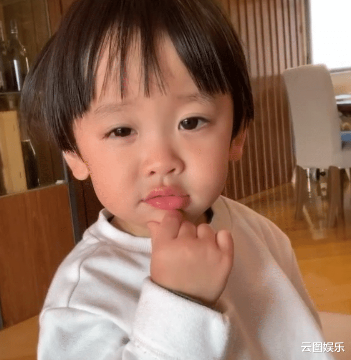 郑嘉颖|郑嘉颖妻子家产15亿仍勤俭持家！用残旧锅煮面，出门坐2元公交车