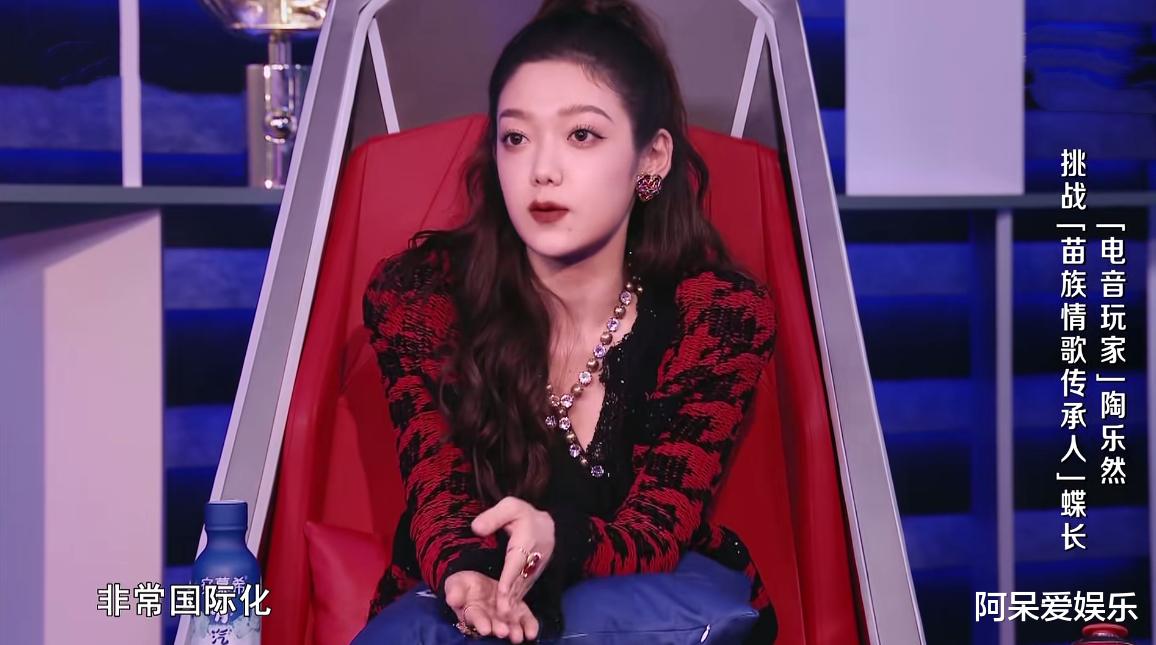 好声音|《好声音》新赛制遭吐槽，两位小导师的点评像在念“剧本”