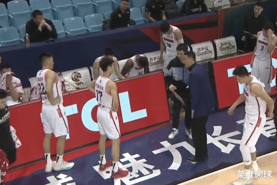 广东男篮|广东领先20分，杜锋却大骂21岁天才！犯个错就换下，铁血治军太严