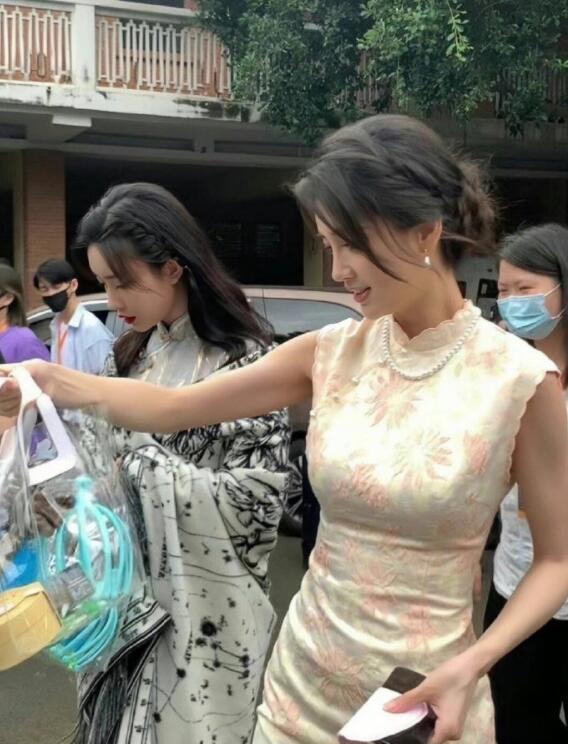 萌探2|baby《萌探2》cos精灵女王美炸了！金发长裙不输原作，五官好精致