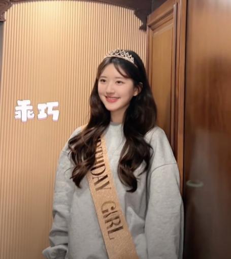 赵露思|赵露思晒24岁庆生照，粉丝现身评论区送暖心祝福，言语间皆是爱意