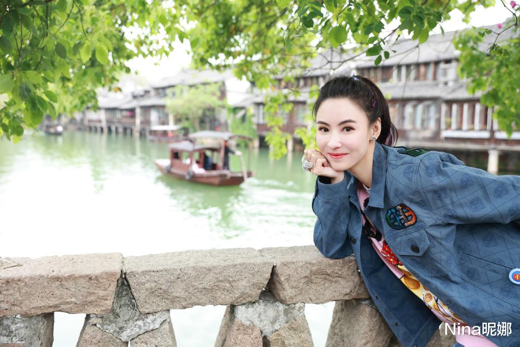 蝴蝶 张柏芝乌镇游玩，41岁三娃妈穿粉色扎马尾似少女，姐姐团不出道太可惜