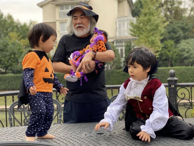 张纪中|曝张纪中小31岁娇妻转移3亿房产,到丈母娘名下,男方以离婚威胁!