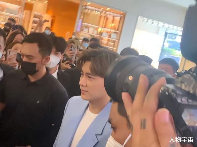李易峰|追李易峰的女人都能排到法国,他咋还“花钱找”?原因其实很简单