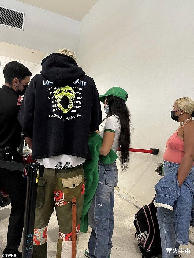 女孩|35岁梅根订婚后现身机场，仨儿子跟前夫在一起，都长发飘飘似女孩