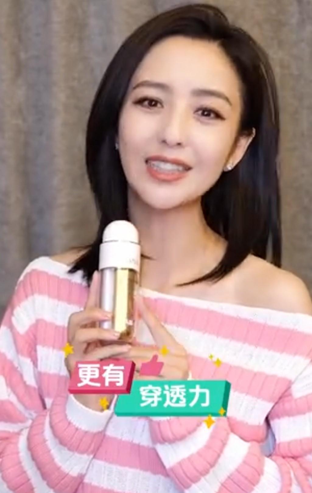 佟丽娅|38岁佟丽娅罕见露面，穿一字肩衣服露锁骨小秀性感，上衣仅百元