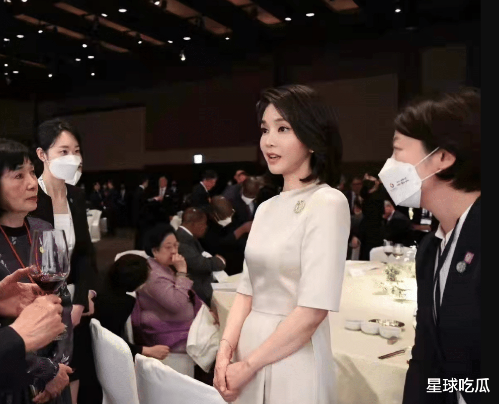 胡萝卜 50岁像20岁！新总统妻子亮相就职典礼 却成韩国整容最牛代言