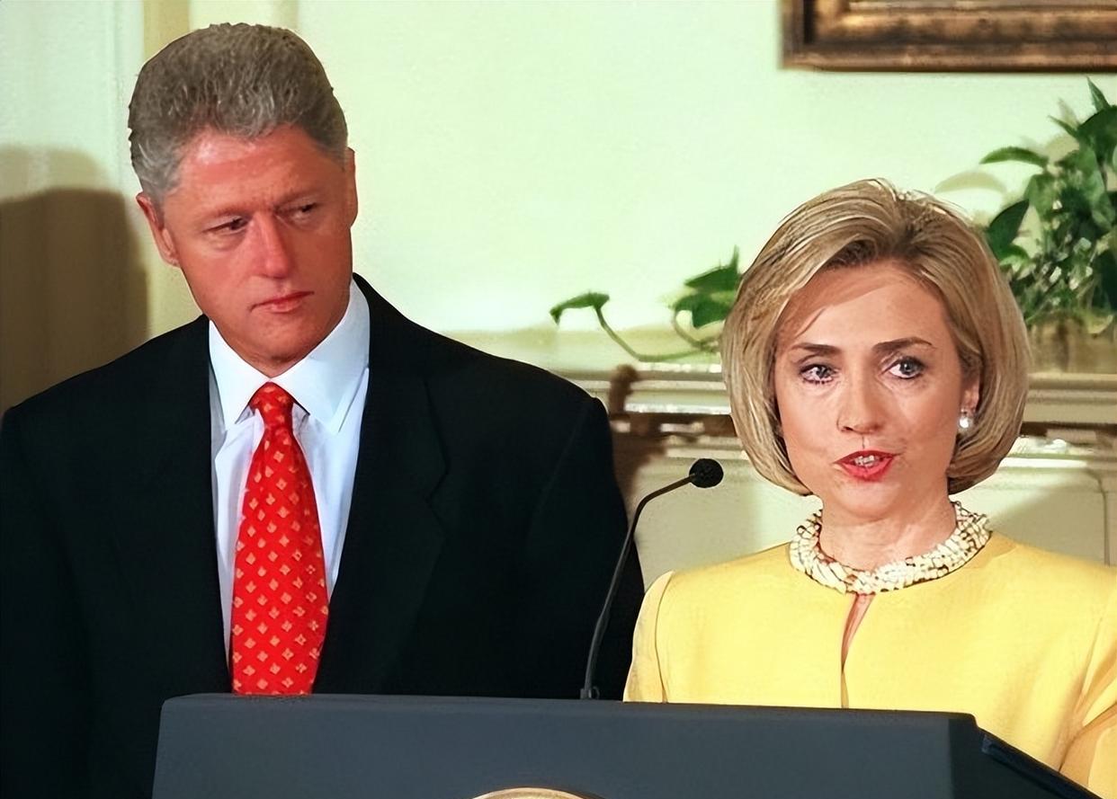 克林顿|73岁克林顿像小孩模样，希拉里发他小时候的照片送祝福，岁月匆匆