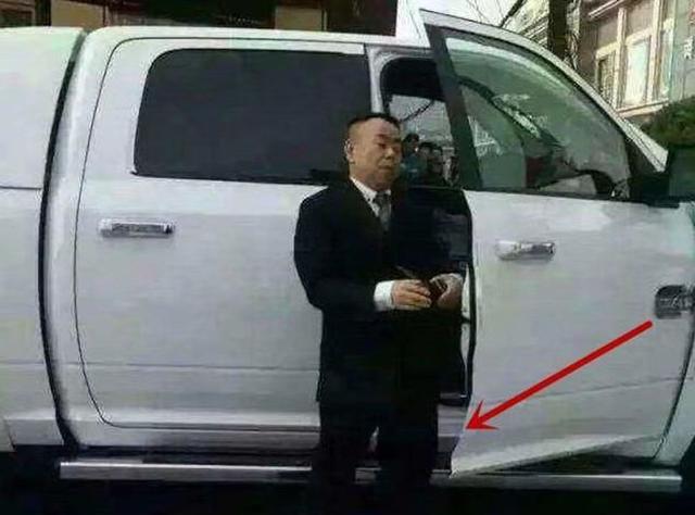 潘长江|沉迷直播带货的潘长江，缺钱吗？比起缺钱他似乎更自卑