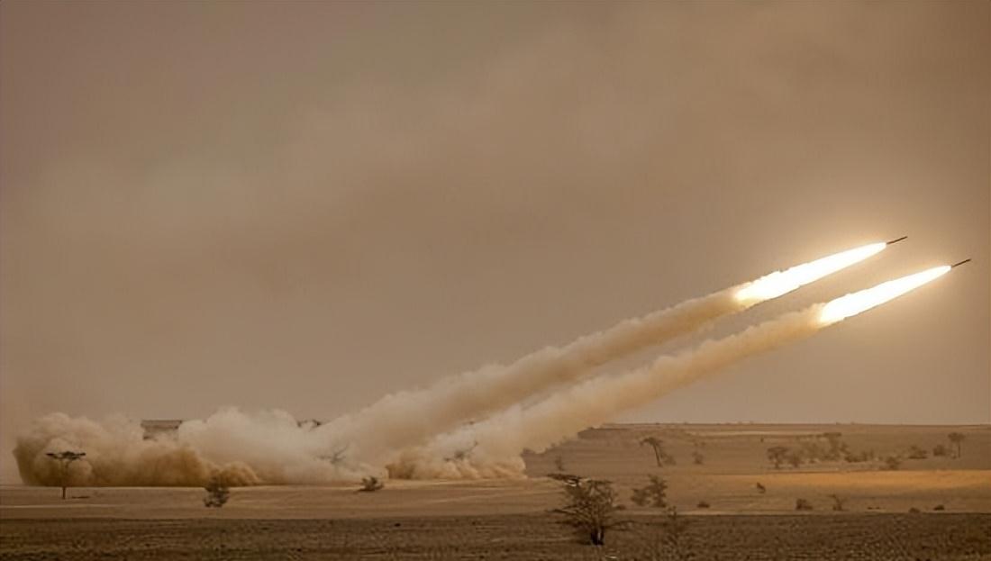 乌军海马斯火箭炮连续发射,俄罗斯在战场上吃瘪,弹药库遭到摧毁