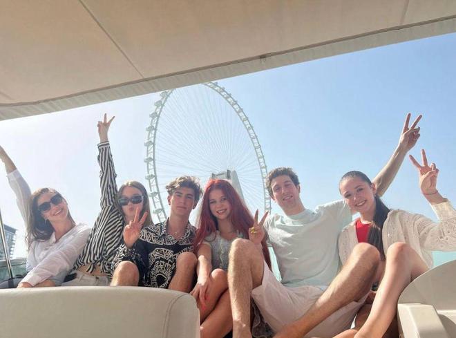 |俄罗斯花滑17岁女神公布恋情,特鲁索娃被男友搂腰,亲密合照害羞