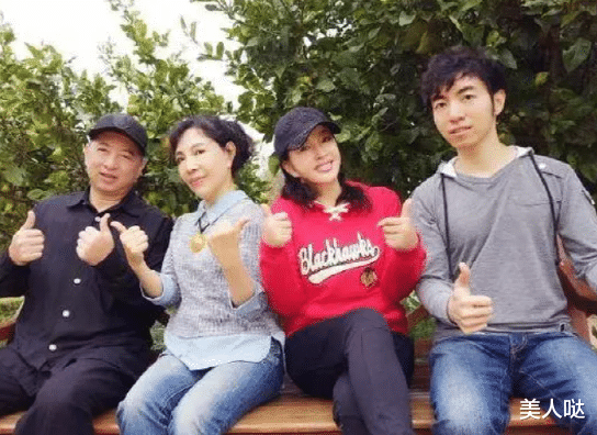 刘晓庆|刘晓庆和同父异母妹妹同框,她穿一身黑优雅有型,小5岁妹妹比明星姐姐还时髦